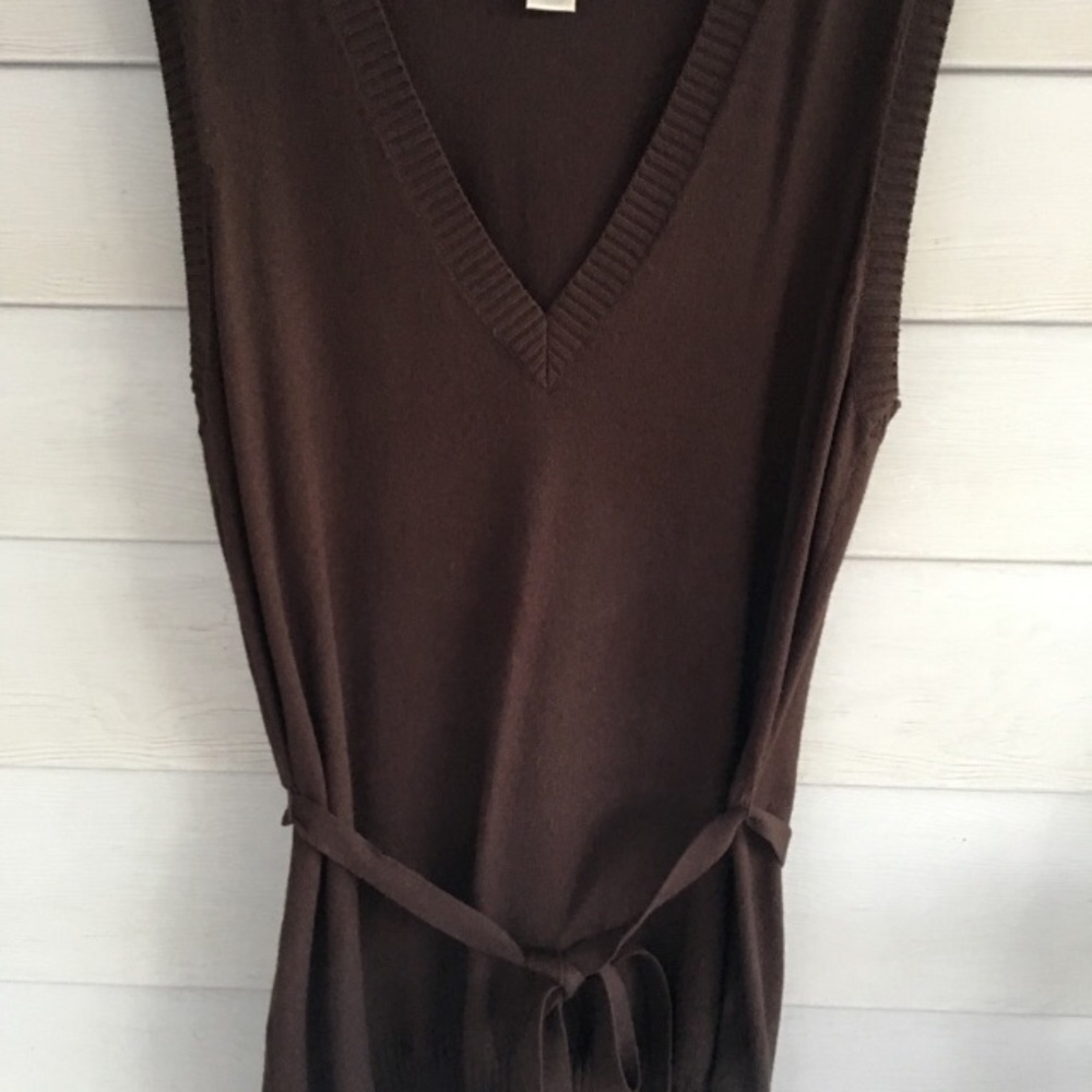3 for 15$🔹🌀 Nine West v-neck sweater w/ belt. Great condition.